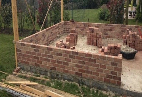 Construction d'un mur en brique pour un garage